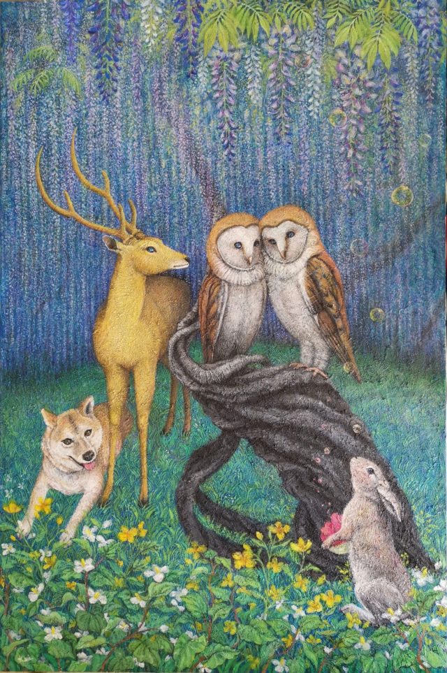 オーダーいただいたときは✨光栄💐

絵を描いている時は✨祈り✨

オーナーさんが
作品を喜んでくださったときは✨至福です💖

『家族の肖像＊神の藤』
#オーダーメイド

……………

画家の堀口ケイさんに家族の絵を描いていただきました。

お客様用玄関から応接室へ向かう途中に飾りました。

私たち夫婦はふくろうに、娘は愛を届けるうさぎに、母は温かく見守り寄り添う鹿に。柴犬ポチはそのままの姿で、家族としています♪

背景は、名前にちなんで藤の花が咲き乱れています🌸藤の花は慈雨の様にも見えます🍀深海にいる様にも。

ケイさんの溢れる愛が空間を満たしています💖ケイさんに改めて愛と感謝を捧げます。